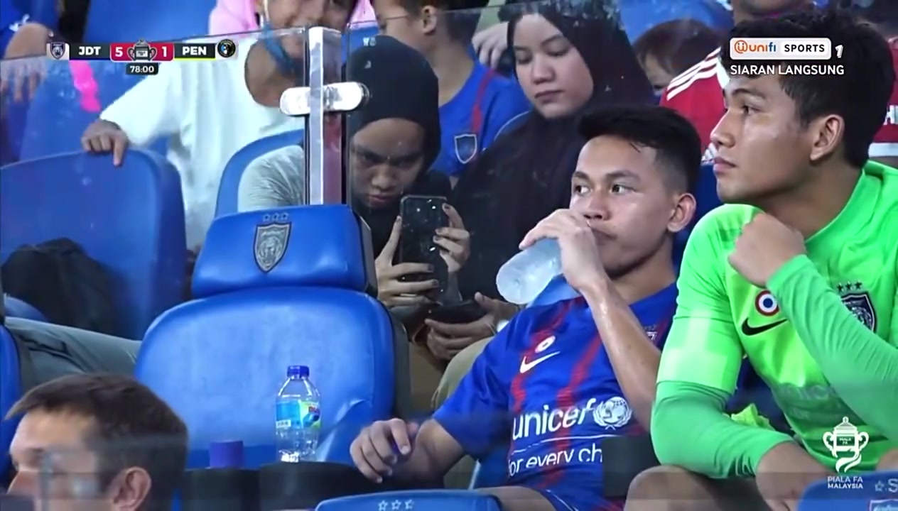 女球迷背后偷拍球员