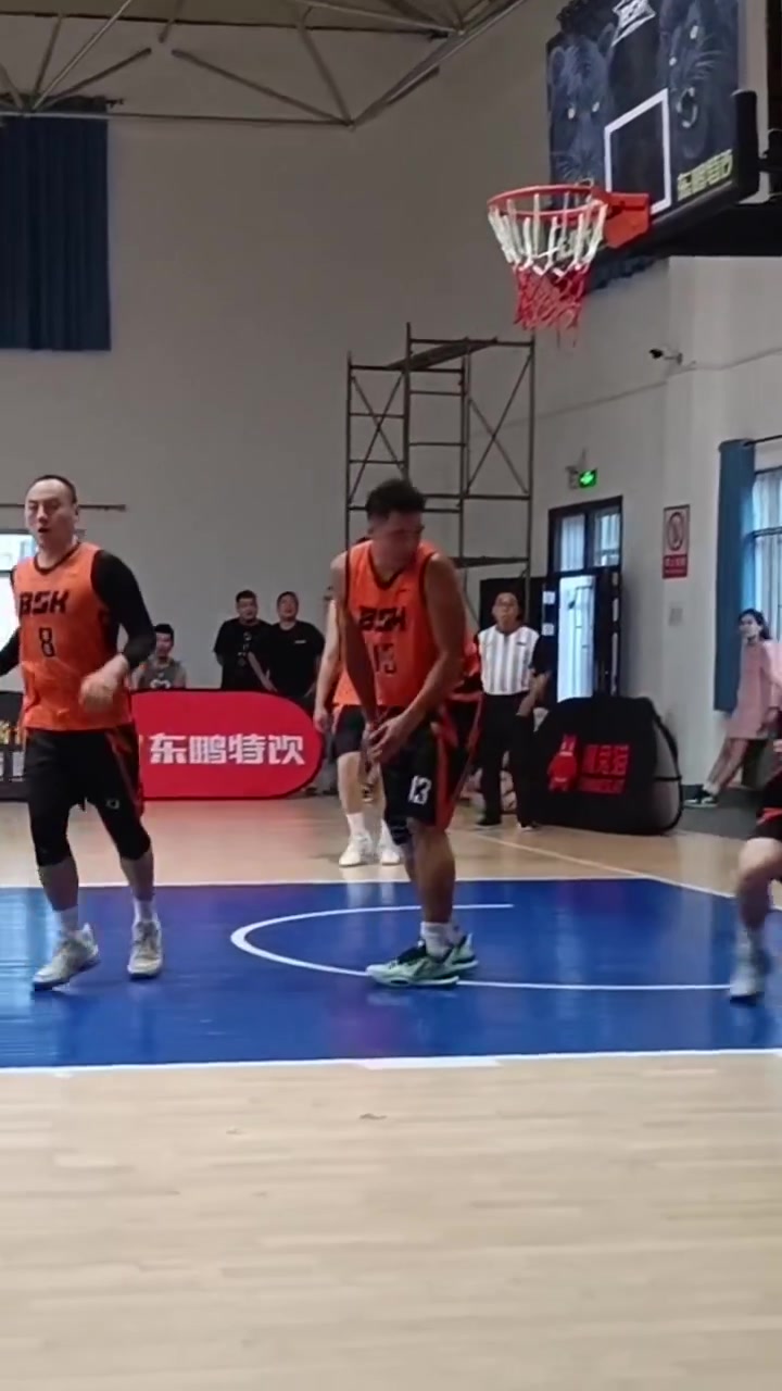 恐怖弹跳！这是跳高的过来打球吗