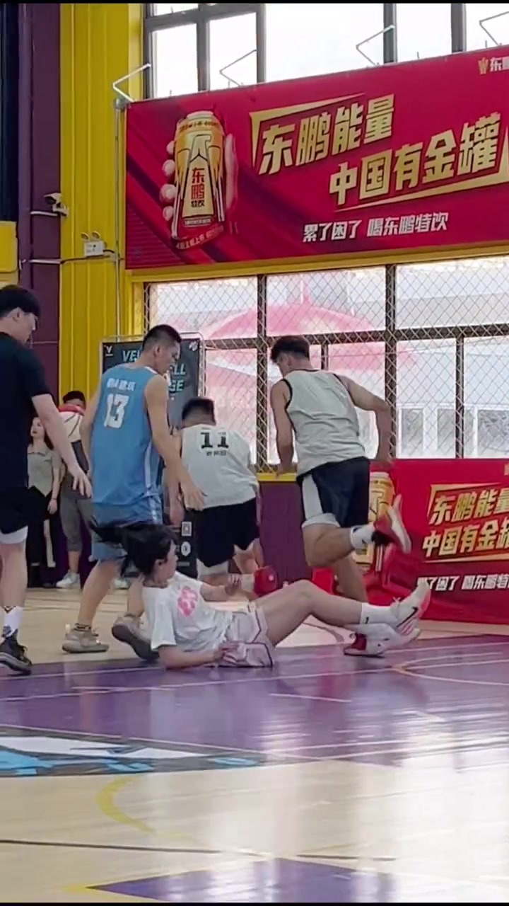 这比运动媛强多了！小姐姐被撞的不轻 起身继续防守