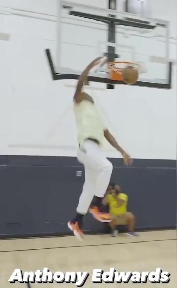 猛男！爱德华兹21岁生日单臂战斧劈扣竟扣歪篮筐