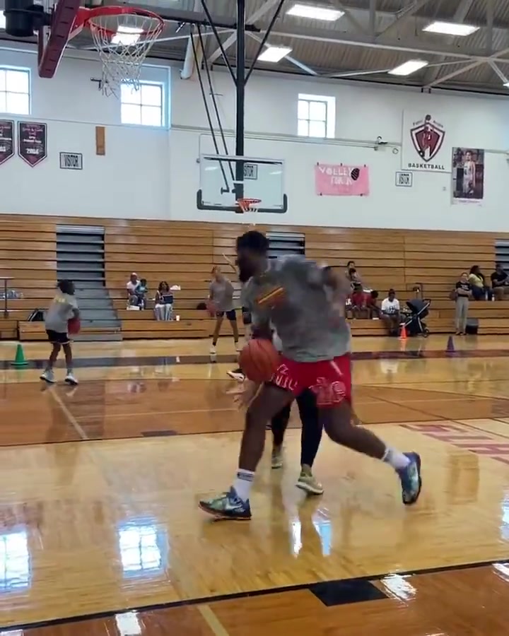 罗伊斯-奥尼尔和自己母亲单挑，并将母亲晃了个四脚朝天！