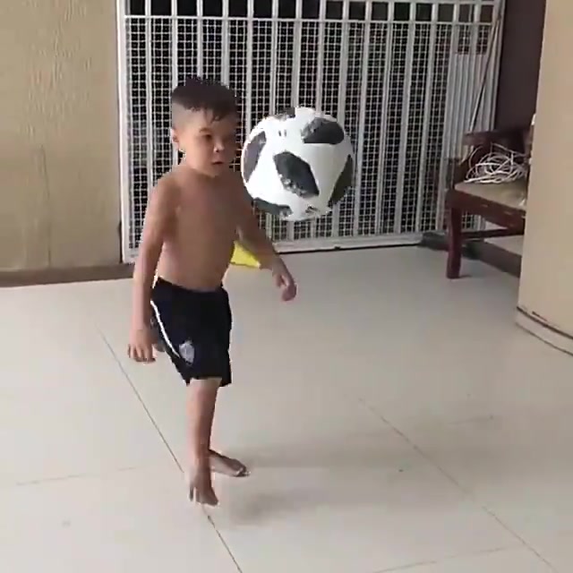 给几分？小朋友彩虹+颠球丝滑连招