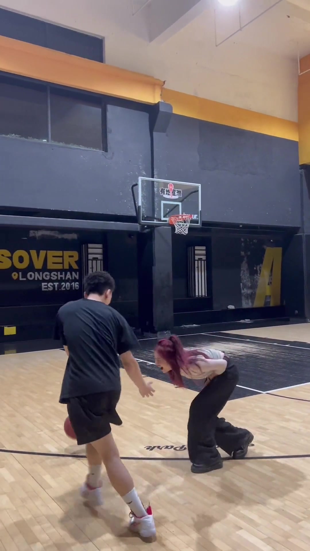 看着挺疼！女生被球砸到下体痛的直弯腰