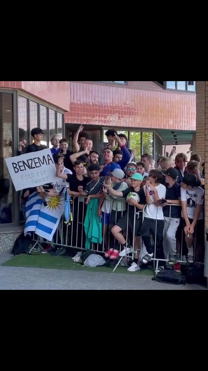 巴萨球迷在皇马欧超杯酒店外高喊：梅西！