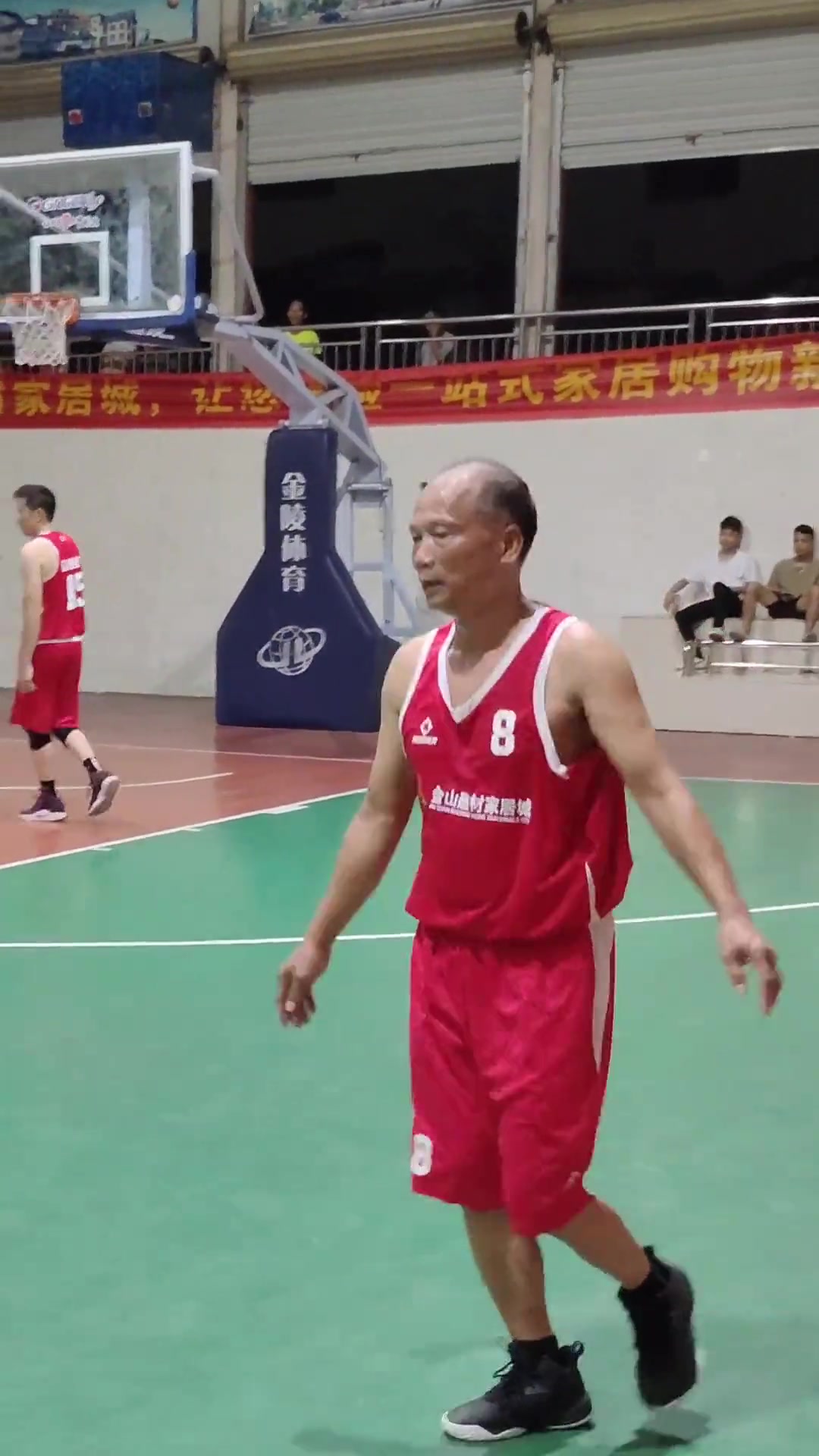 库里附体！大哥业余比赛狂轰15记三分带队取胜 网友：人情世故