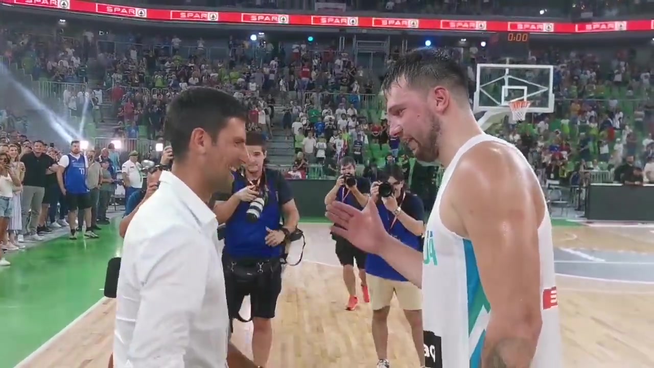 惺惺相惜！东契奇赛后和网坛巨星德约科维奇交流