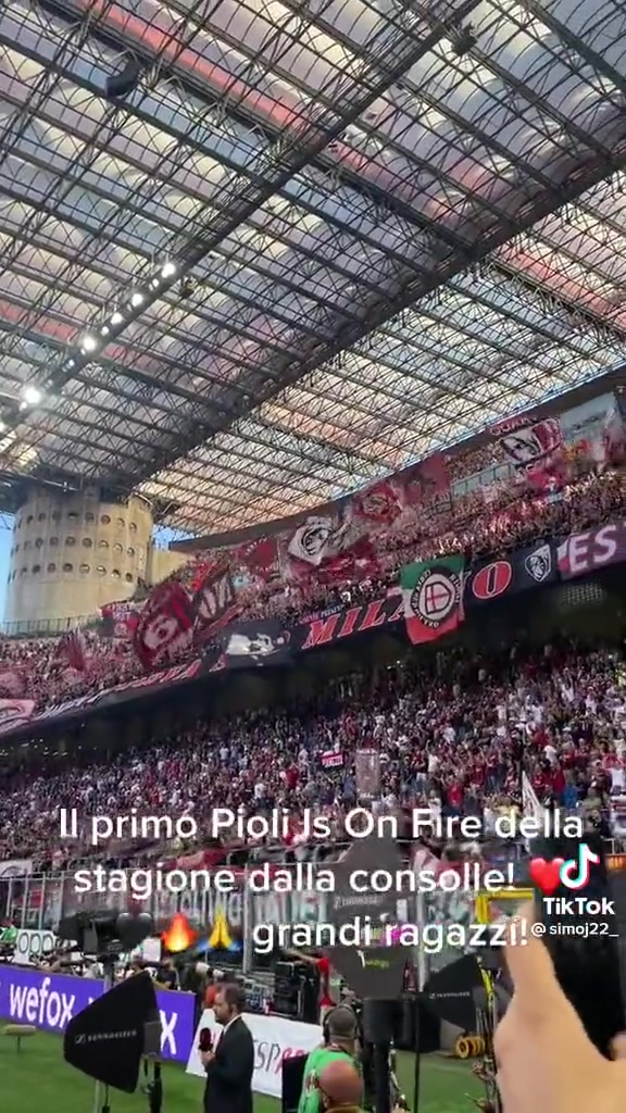 米兰球迷万人合唱pioli is on fire！