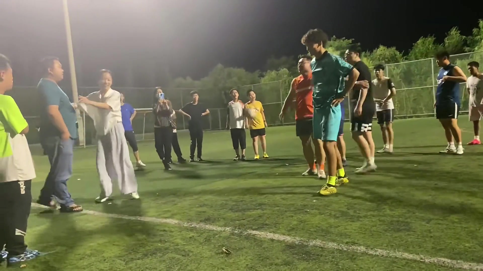 踢球的又跟玩飞盘的干起来了