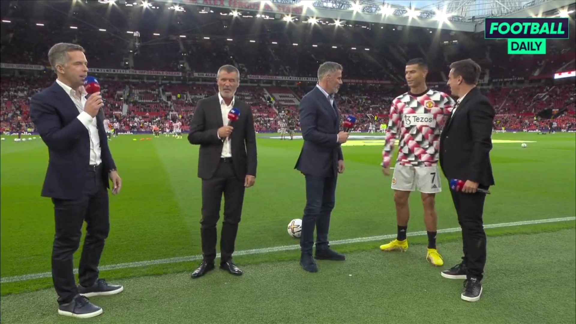 老友寒暄C罗赛前与内维尔、基恩握手拥抱