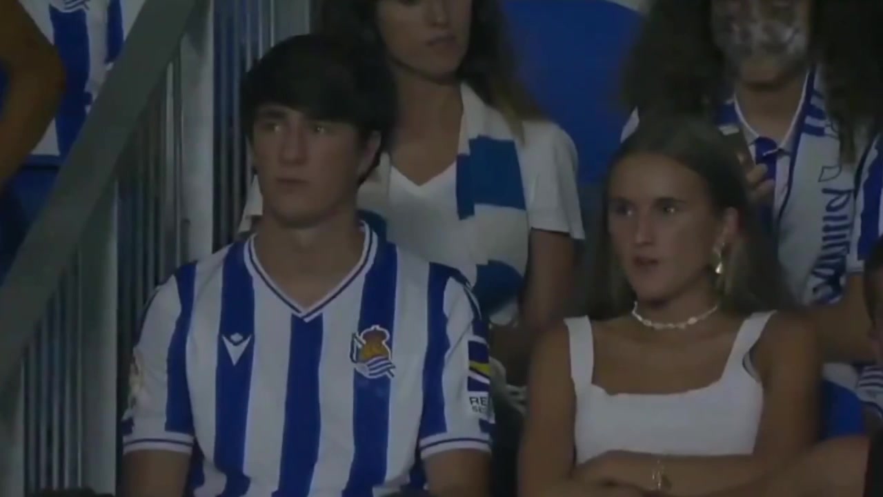 翻车？女球迷逃脱镜头，知情网友：女子背着男友和帅哥看球