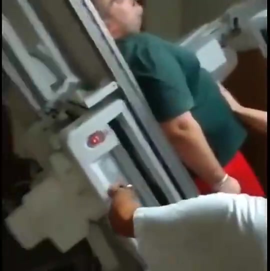 哈哈！300斤大胖子模仿C罗庆祝后受伤