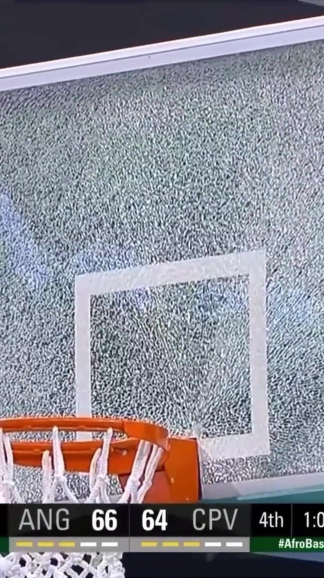 大鲨鱼？佛得角队中锋塔瓦雷斯在比赛中上演暴力美学扣碎篮板