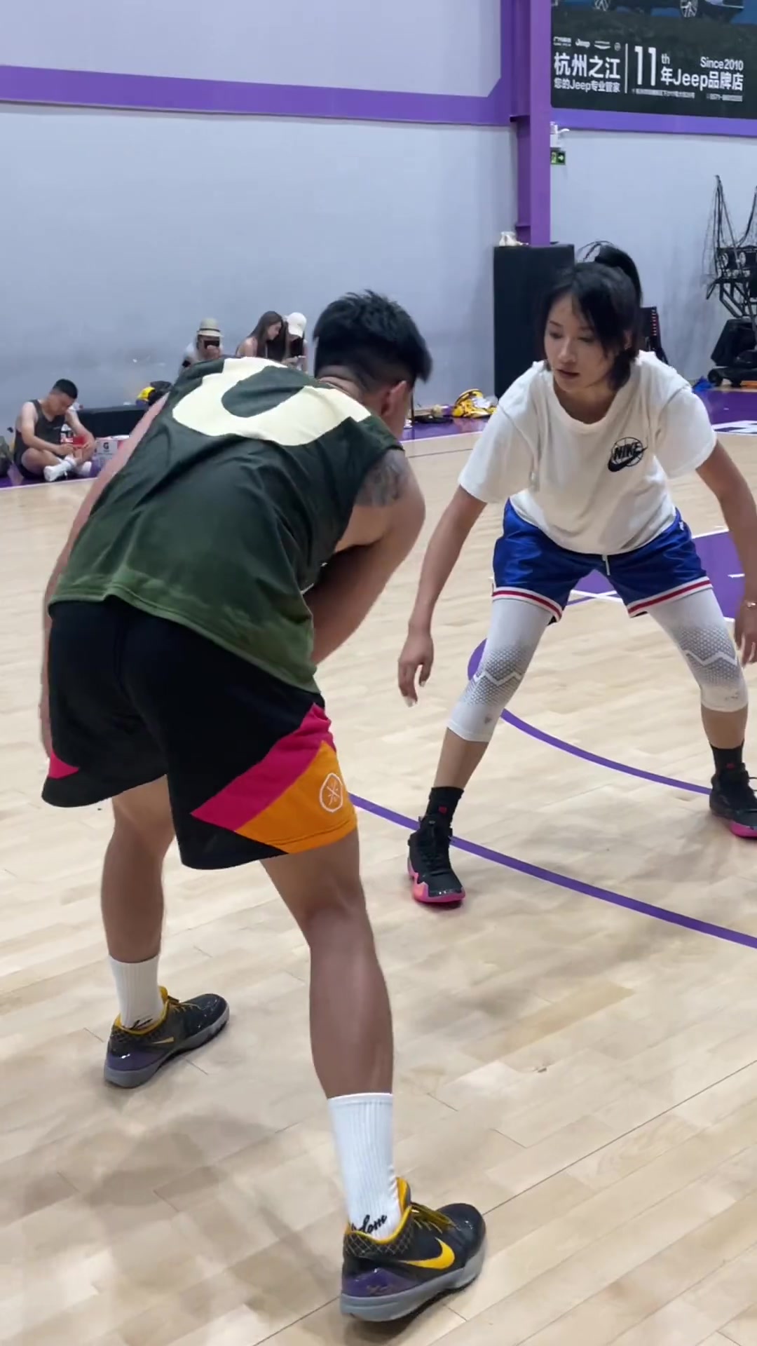 业务碰撞！前八一球员曹岩不进三秒区PK前浙江女篮球员石一童