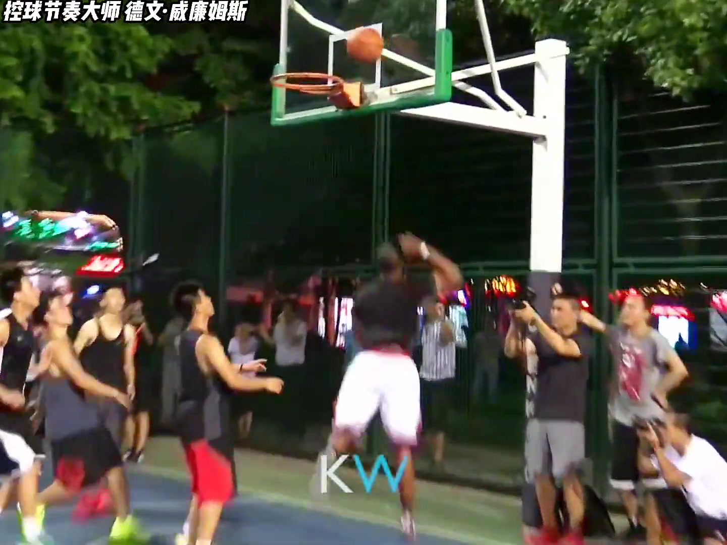 浑身都是假动作！节奏大师突袭野球场如入无人之境