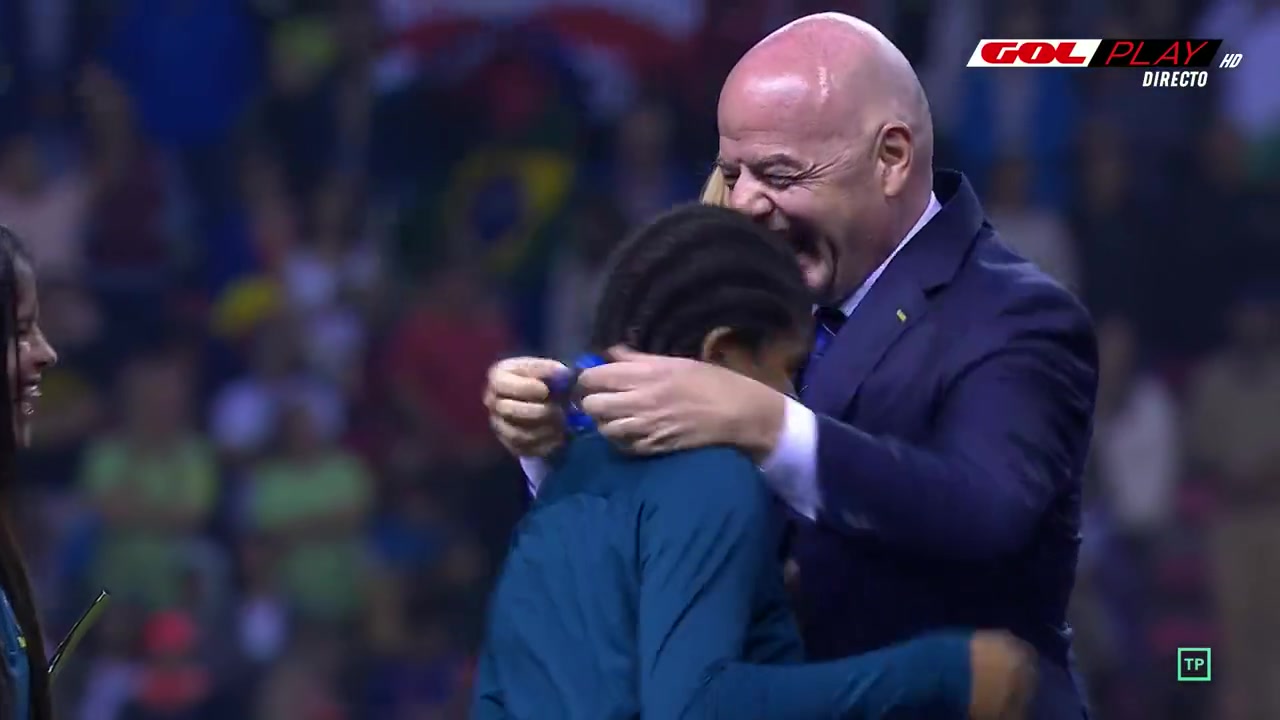 很皮！巴西U20女足球员摸因凡蒂诺的光头