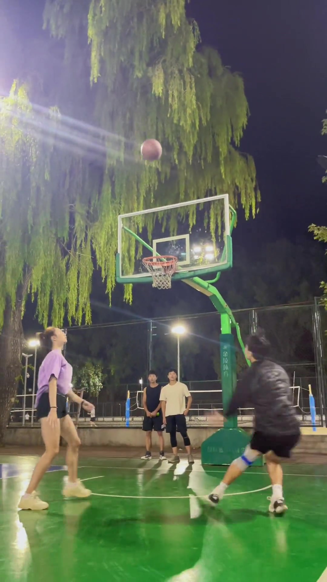 相当炸裂！美女这样传球想扣不进都难啊🤣🤣-直播吧