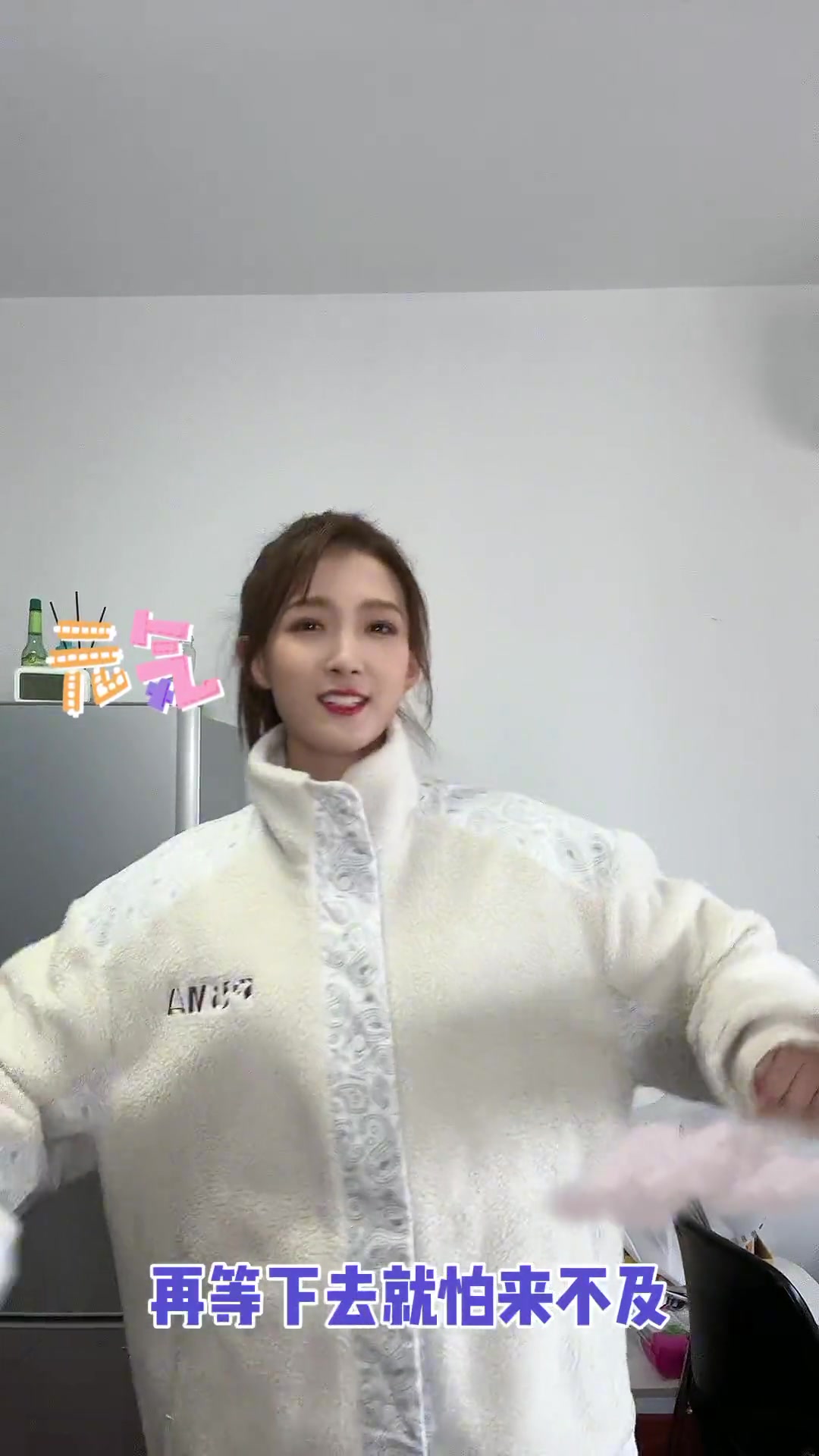 真好听！美女主播雪儿晒唱歌视频：这个和原版差不多吧