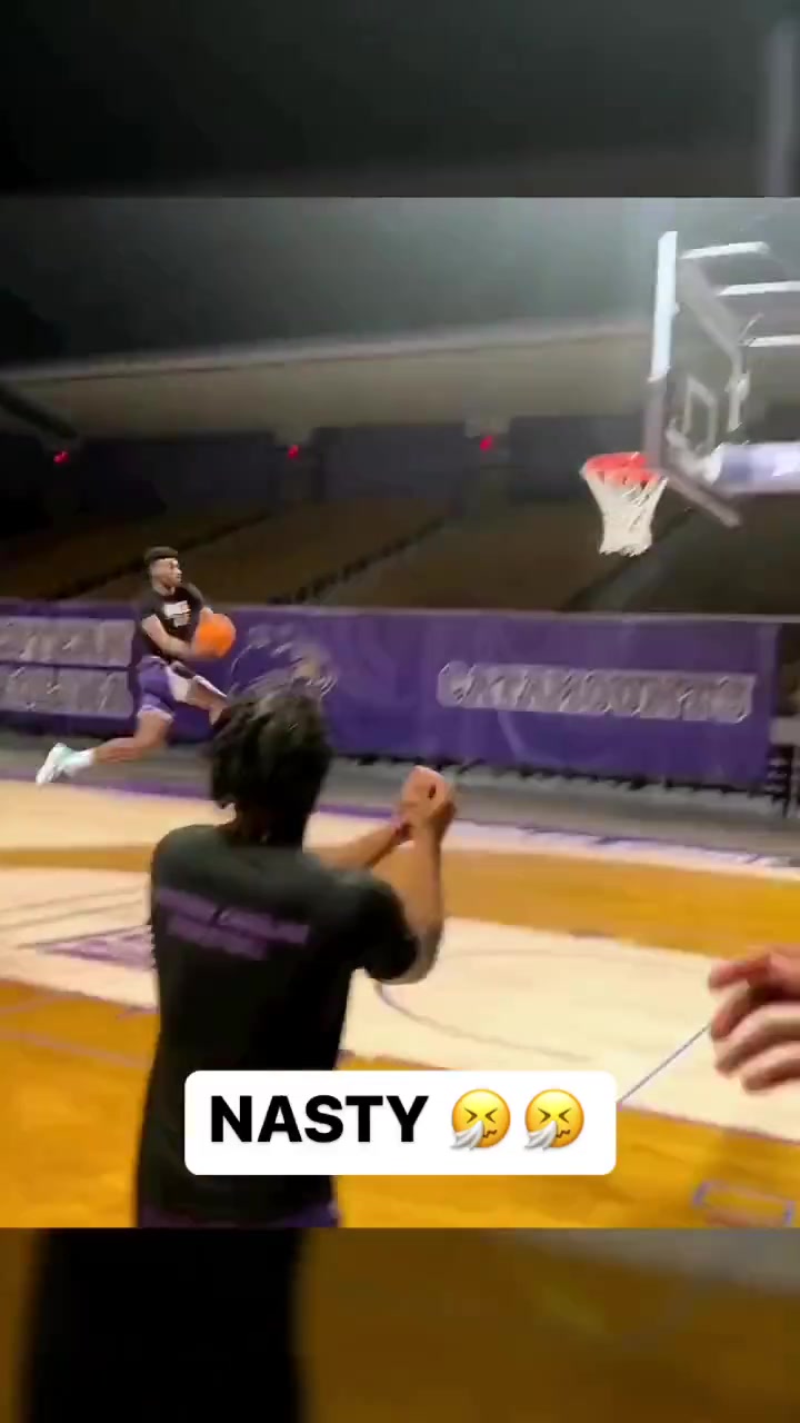 炸裂！罚球线大风车暴扣可不常见啊