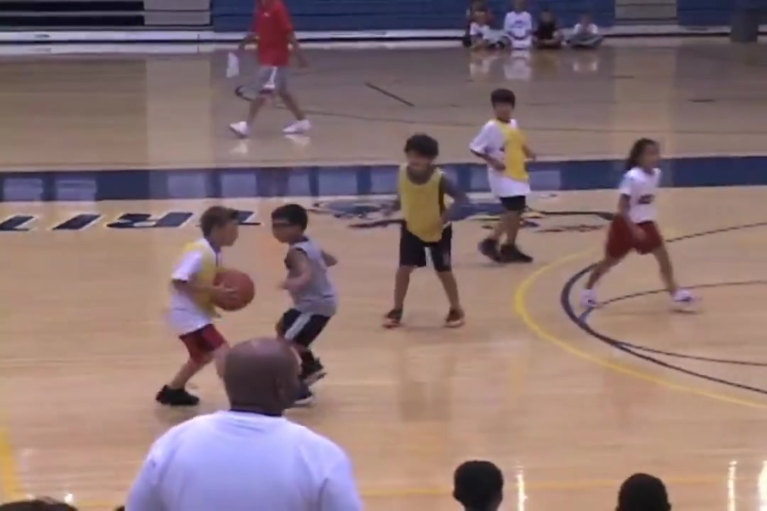 完虐众人詹姆斯称霸幼儿园是这么打球的