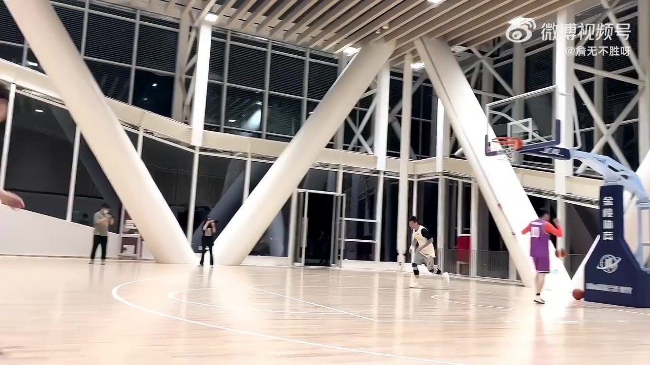 真能扣啊！孙铭徽去打野球局，表现很劲爆