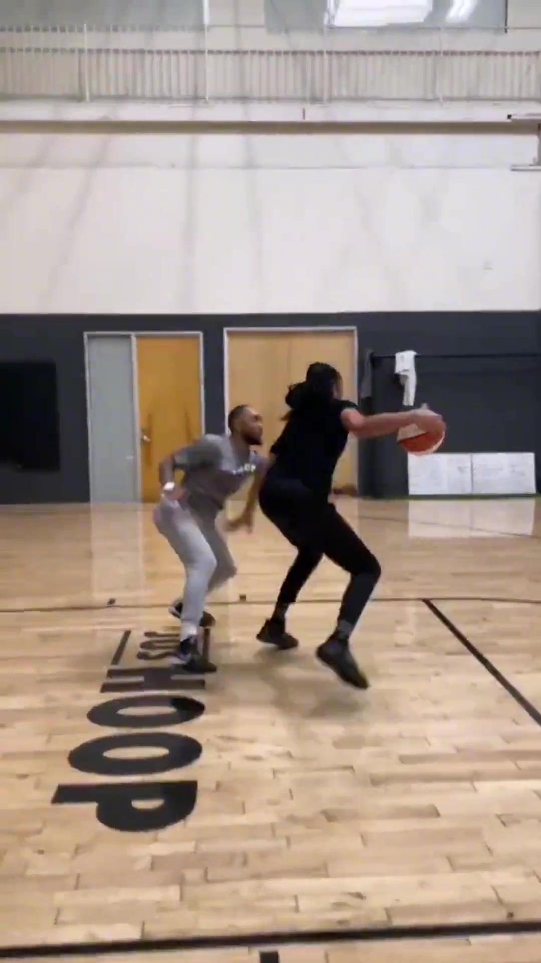 怎么样才能赢她们？美国女篮1v1单挑男士 对方也防不住