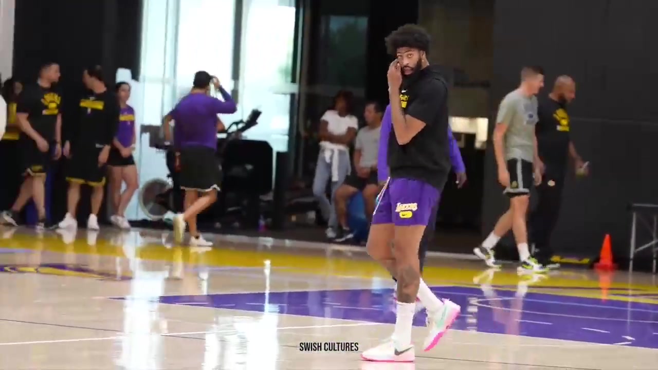 湖人今日训练全回顾：施罗德苦练中投 湖人三巨头比三分