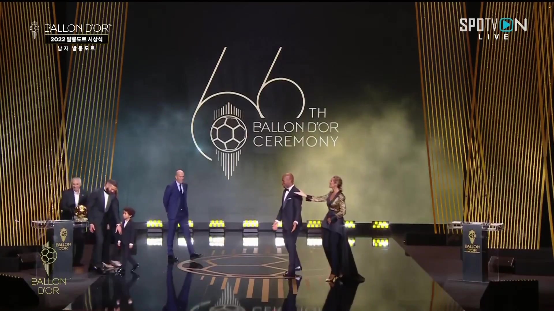 本泽憨憨啊 众人合照的时候本泽马把自己金球给忘了