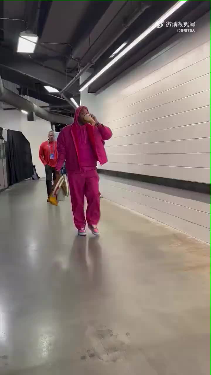 实属骚气！塔克粉色装抵达球馆备战揭幕战