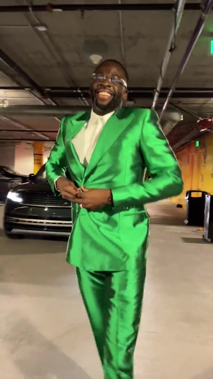 心情不错呀！追梦身穿绿色西装抵达球馆