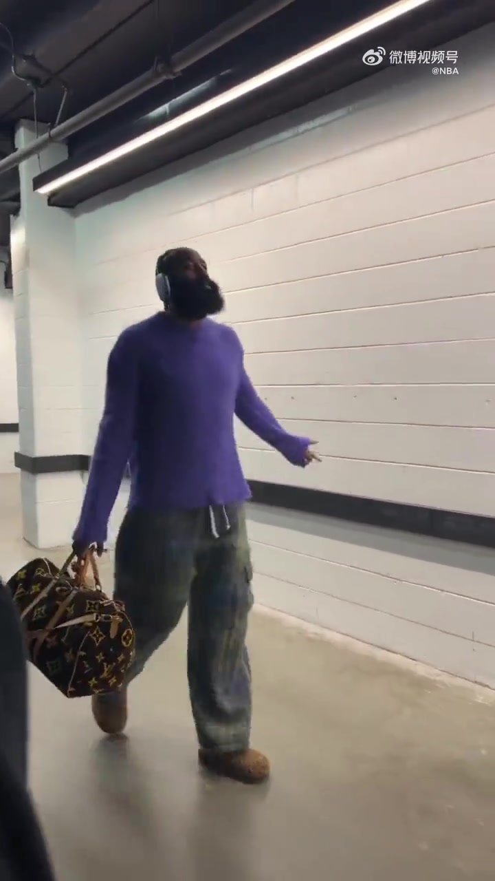 挺放松！登哥今天穿毛绒拖鞋来上班了