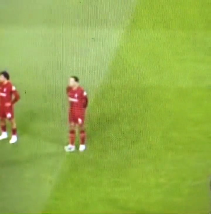 小动作 鲍文主罚点球前范迪克踩了踩点球点