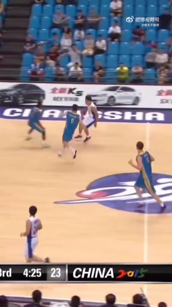 老当益壮！33岁的林志杰在赛场上演超强转身上篮