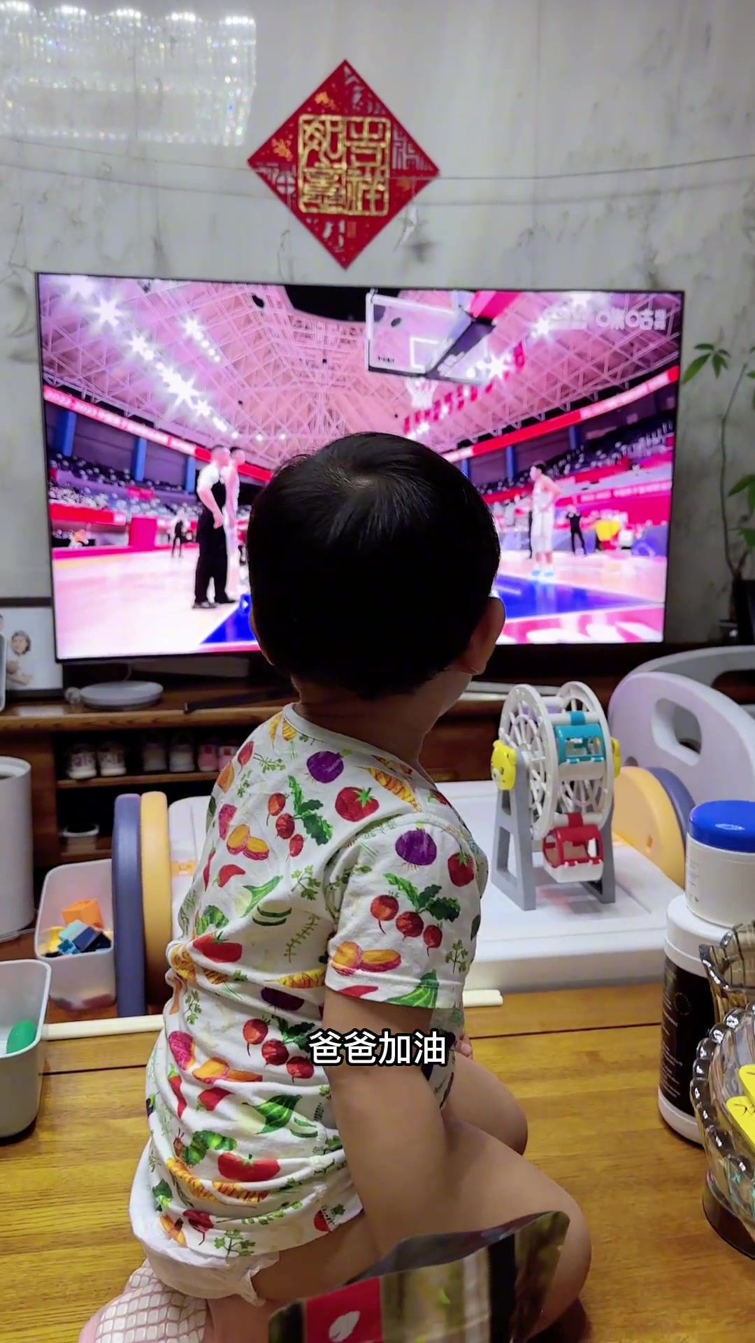 怪不得打这么好哈！原帅女儿电视机前给爸爸加油助威