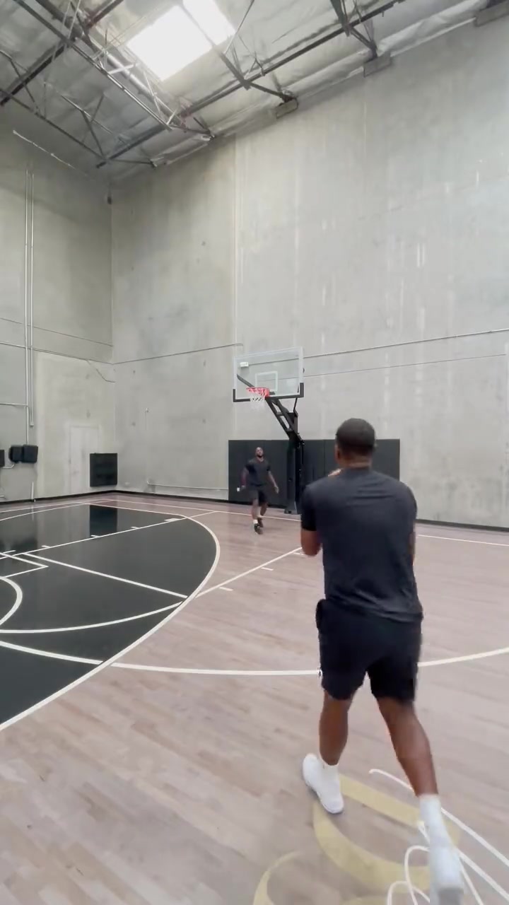 投篮手型真的好看！黑人小哥训练连中20记三分