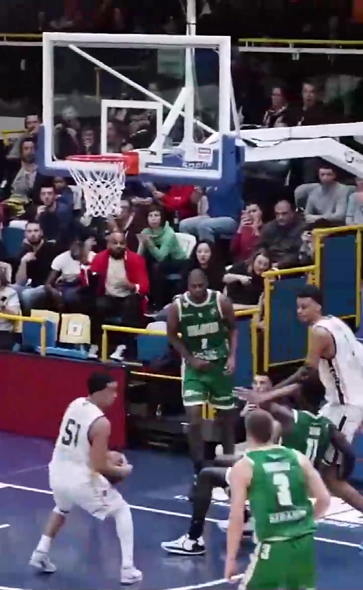 好家伙，这天赋溢出了！看文班亚马是如何一防二且完成封盖的