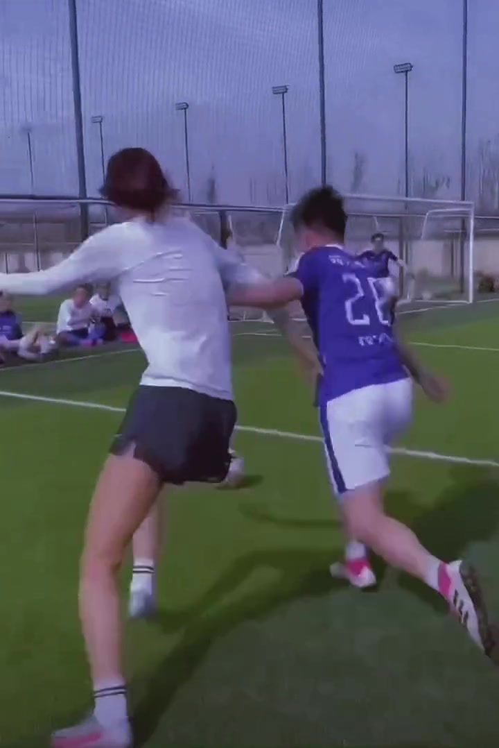 小姐姐你要是这么踢球！那我可就得好好防守了！