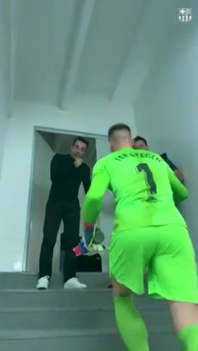 赛后哈维在更衣室前拥抱激励队员