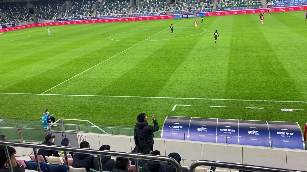 恨铁不成钢啊！郑智场边生气怒吼“像我这么大声叫”