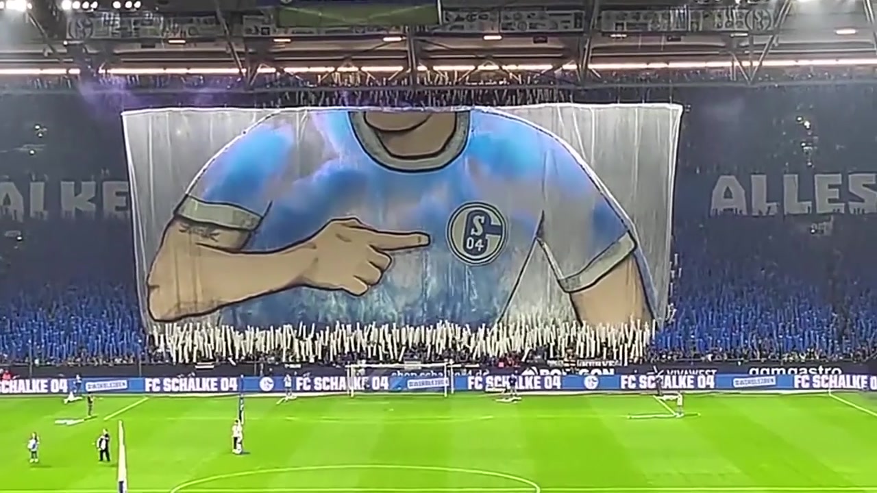 厉害！沙尔克球迷看台变色球衣Tifo