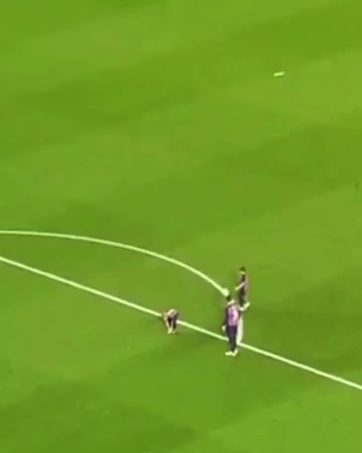 新希望！皮克赛后与孩子们踢球