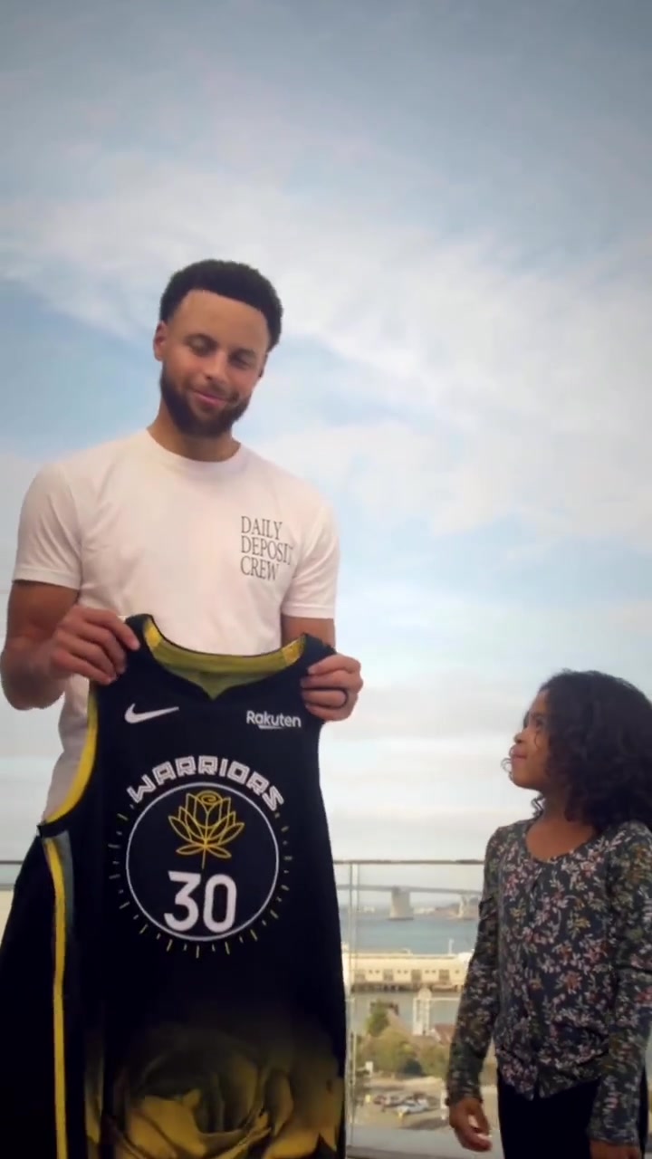 勇蜜觉得新版球衣好看吗？勇士22-23赛季城市版球衣有一朵金花