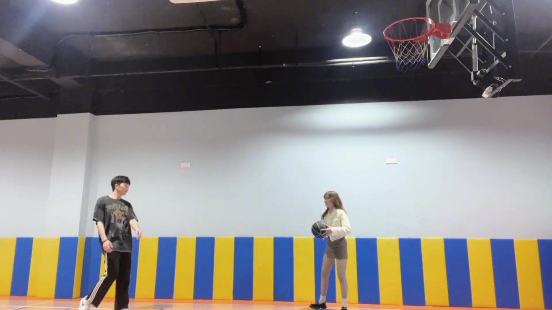 羡慕有这样的女友！小哥晒视频：投篮训练终于有人捡球了