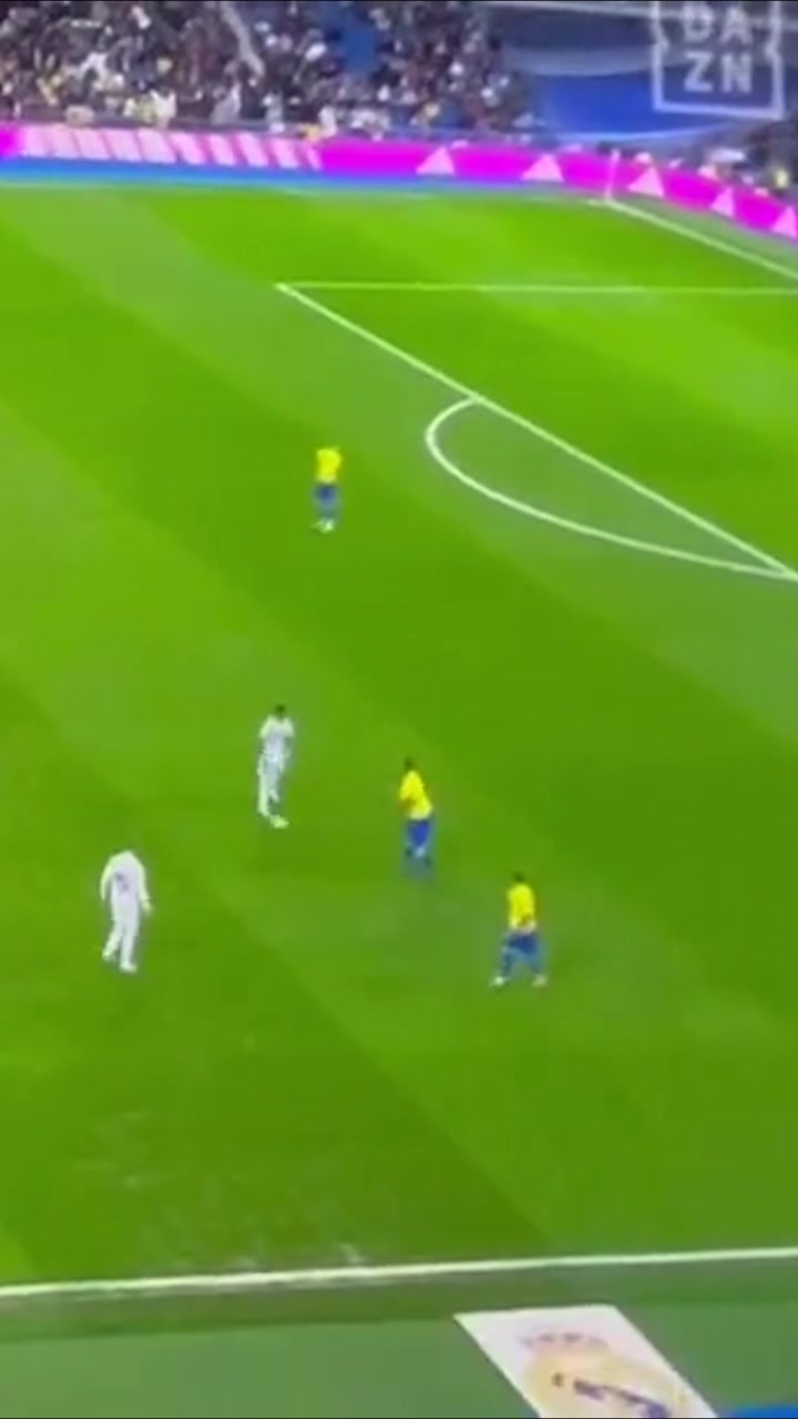 你俩搁这卡BUG呢？罗德里戈和对手踢皮球