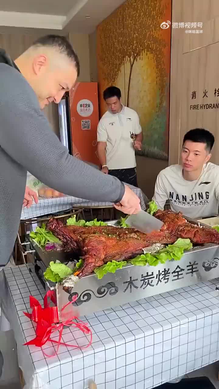 这样的教练谁不爱！西热力江请队员吃烤全羊