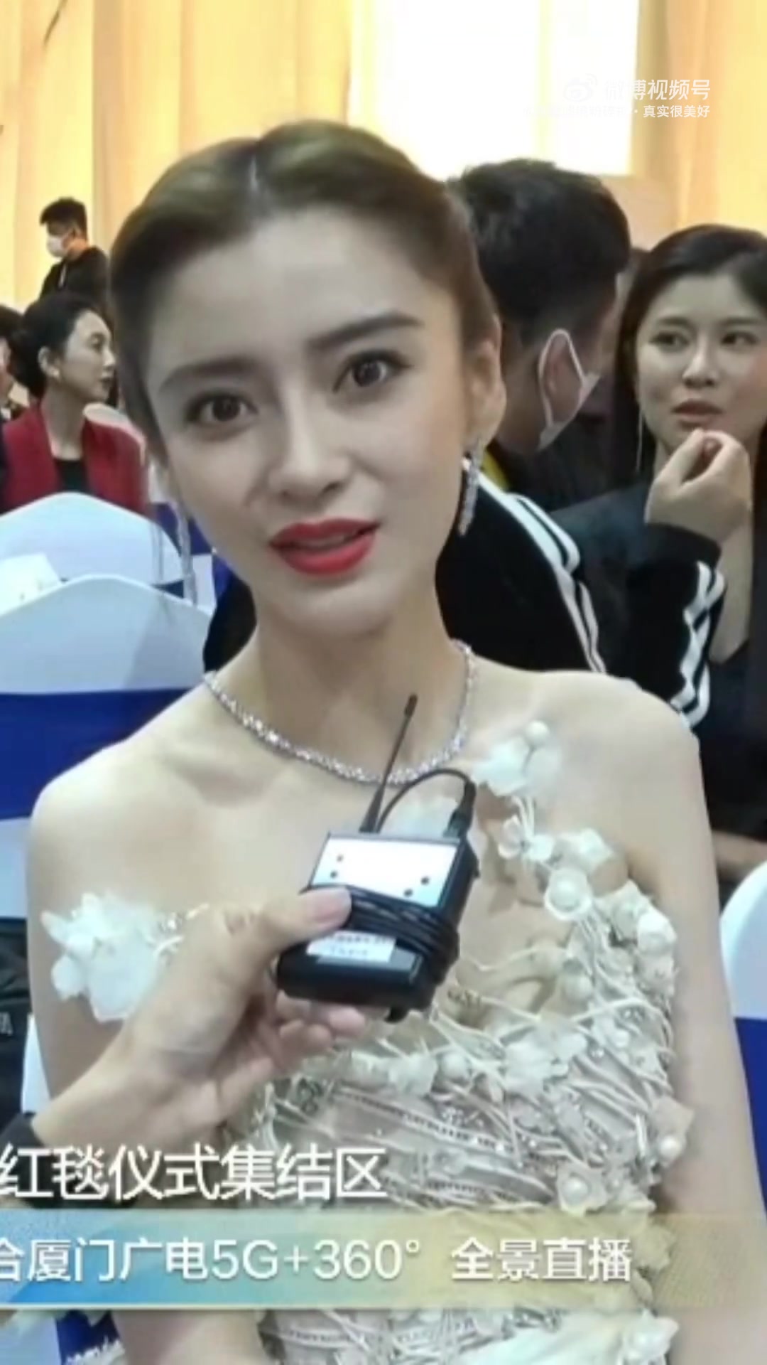 杨颖 Angelababy 的近距离怼脸采访-直播吧