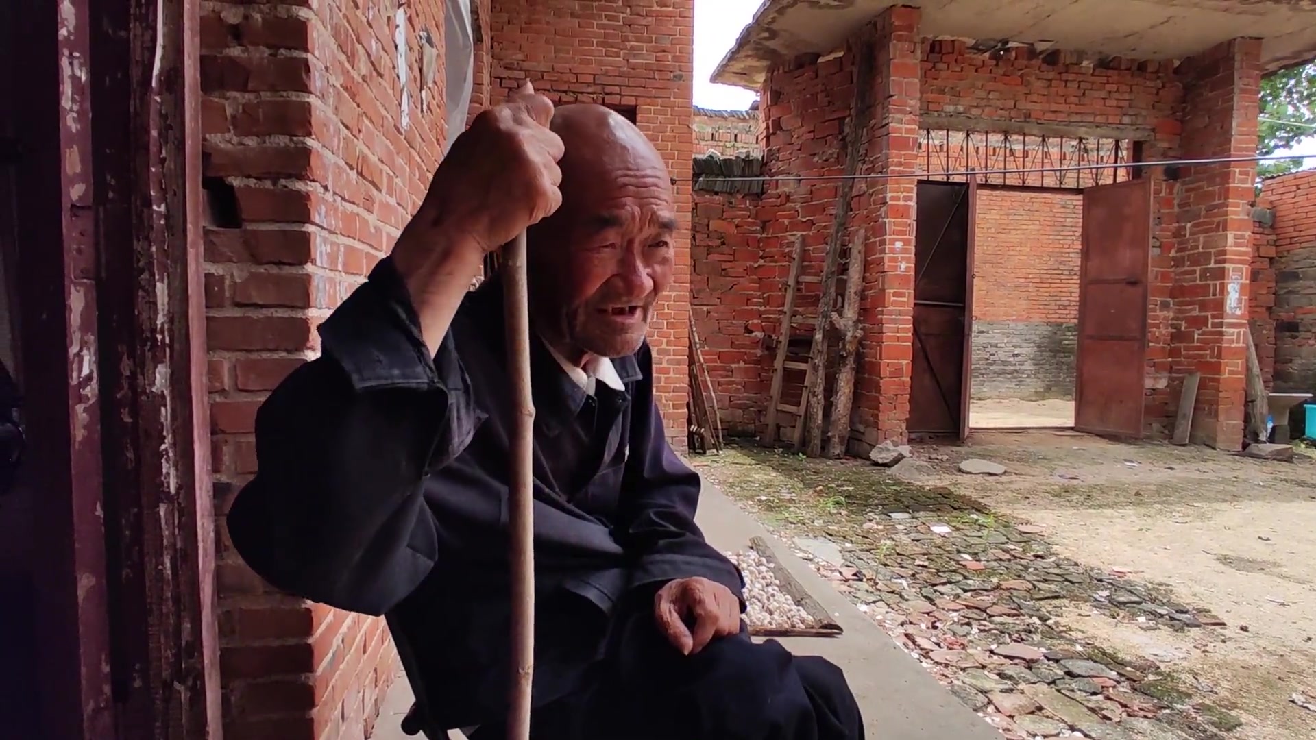 88岁农村大爷，每天独坐山坡上要等1个人，背后故事让人感动|老伴|老人家_新浪新闻