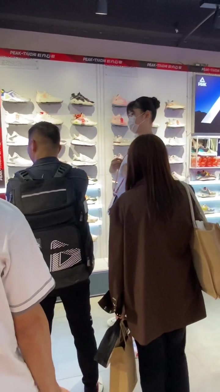 肉肉的可爱！女篮中锋李月汝逛泉州市匹克中山路店