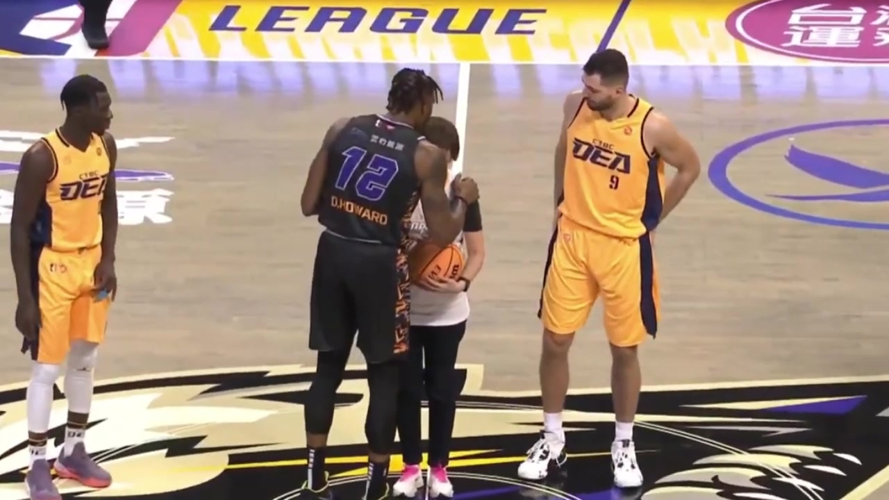 阿这！？霍华德昨日开球仪式时亲吻女董事长