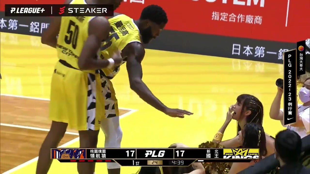 霍华德没戏了！球员想与啦啦队击掌直接被队友给拉开 也太严了