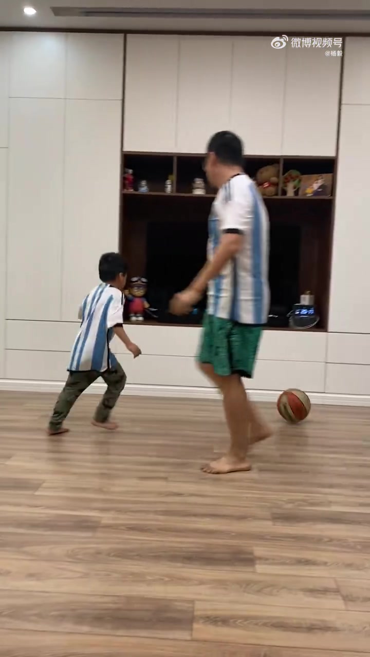技术如何？杨毅在家中穿阿根廷球衣和儿子单挑，最后落败